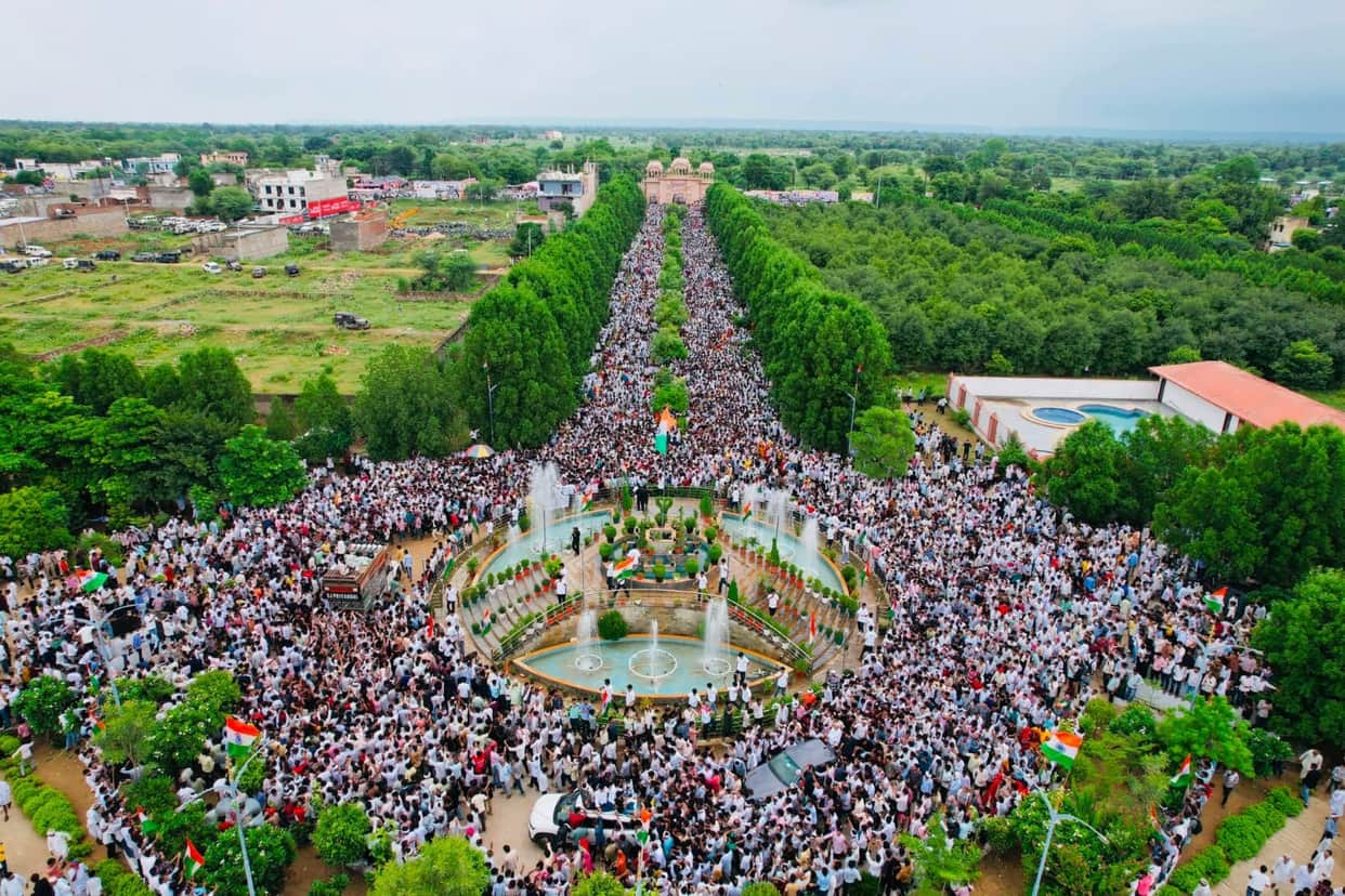 Tribal pride surged, defying the rain;Kirori declared, "Today, I have become 'Jagat Baba';"The beat of drums
