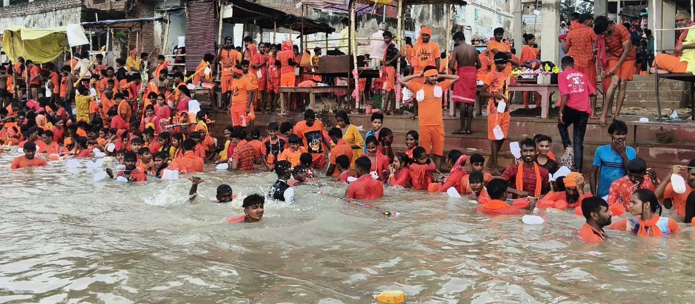 ऊंचाहार क्षेत्र के गोकना घाट पर गंगा स्नान करते कांवड़िये।