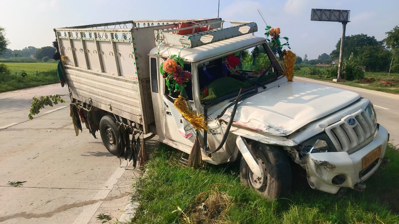 वाराणसी-गोरखपुर फोरलेन पर गंगापुर के पास ट्रेलर से टक्कर के बाद क्षतिग्रस्त पिकअप। संवाद
