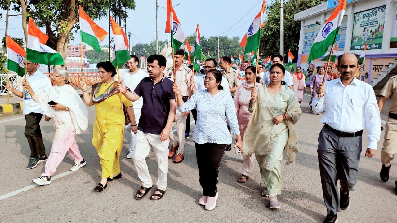 09जेएनडी04: तिरंगा यात्रा के दौरान डीसी डॉ. वैशाली शर्मा व अन्य प्रशासनिक अधिकारी हाथों में ति
