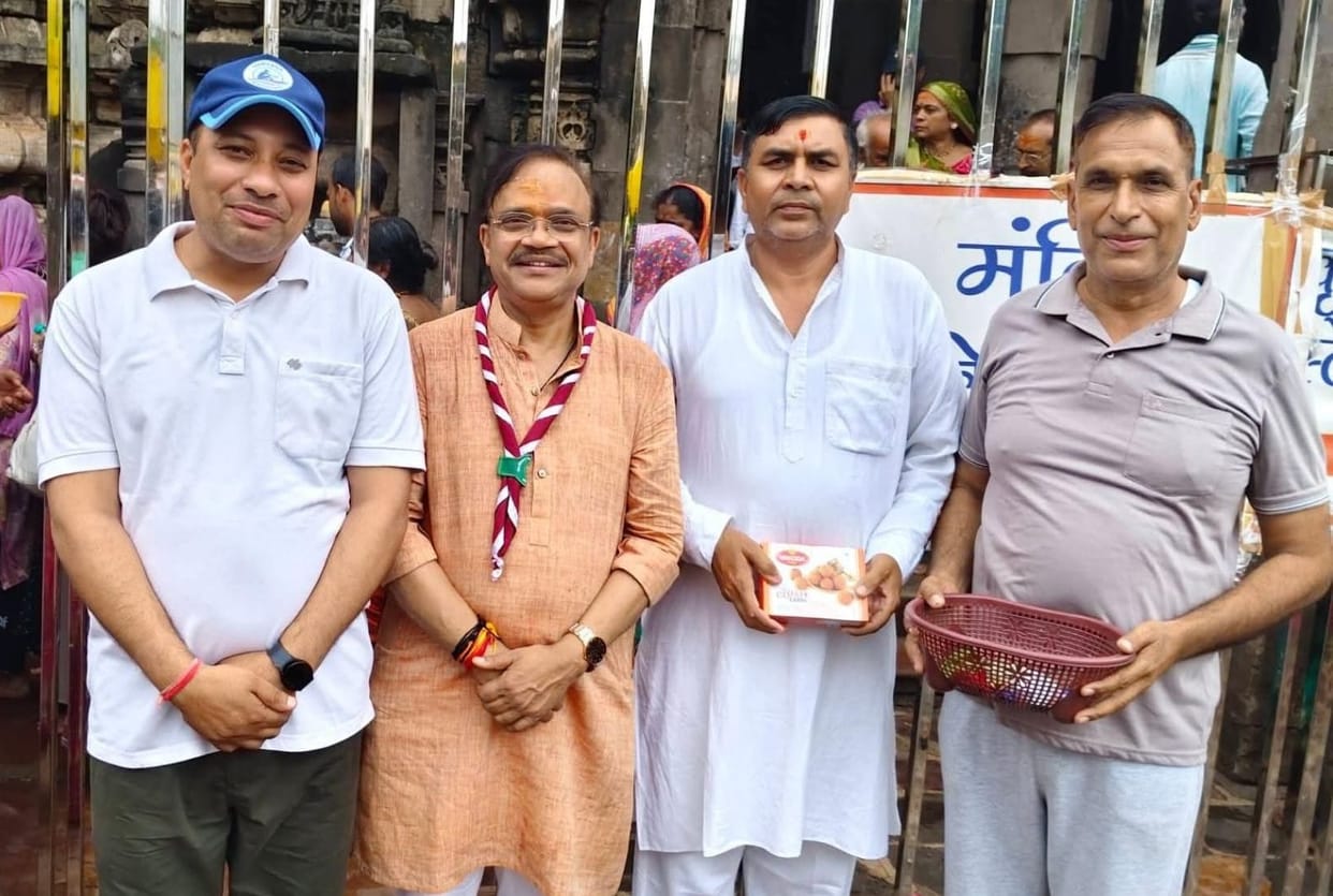 Market Committee Chairman Surendra Kharkbhura performed puja after reaching Ujjain.