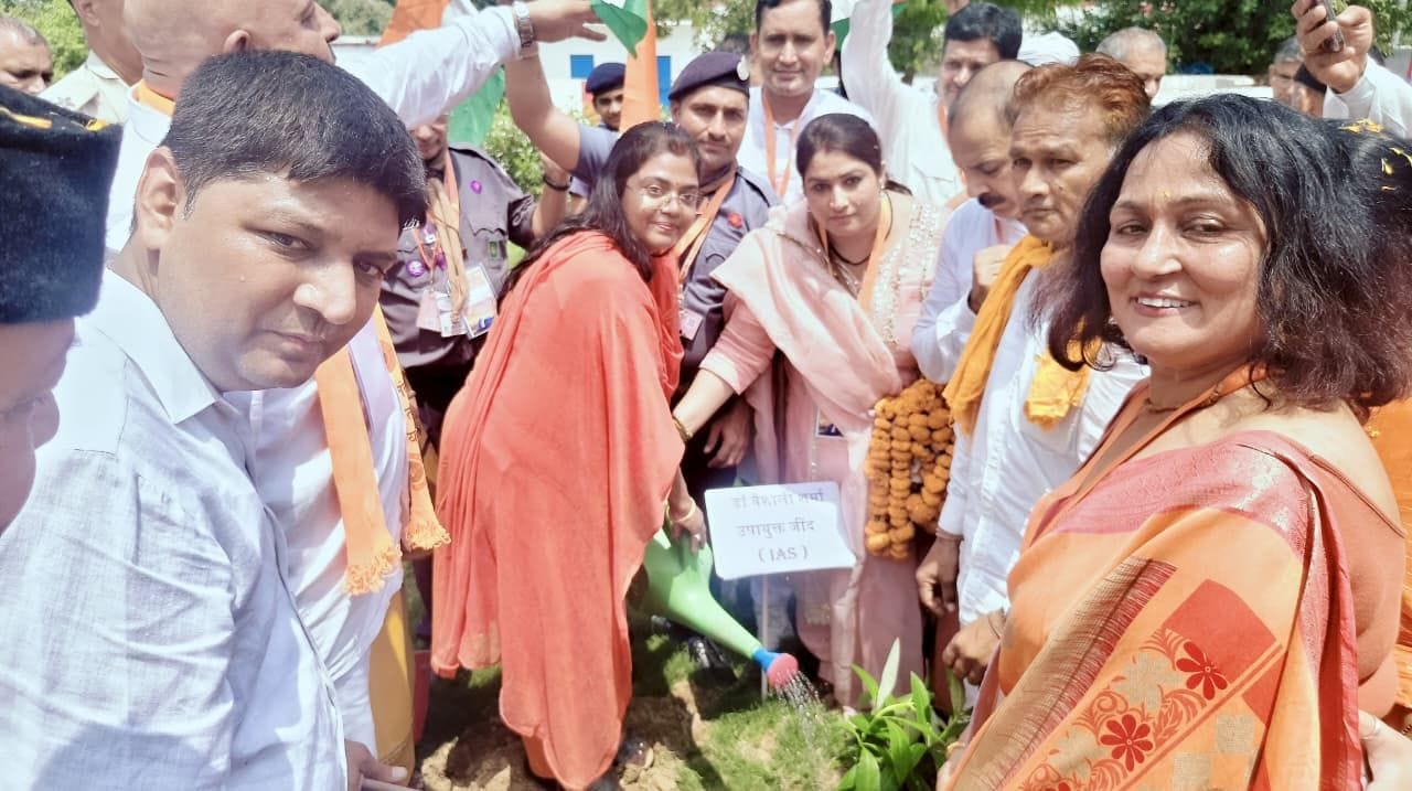 09जेएनडी19: डीसी वैशाली शर्मा पौधरोपण करते हुए। स्रोत :प्रशासन