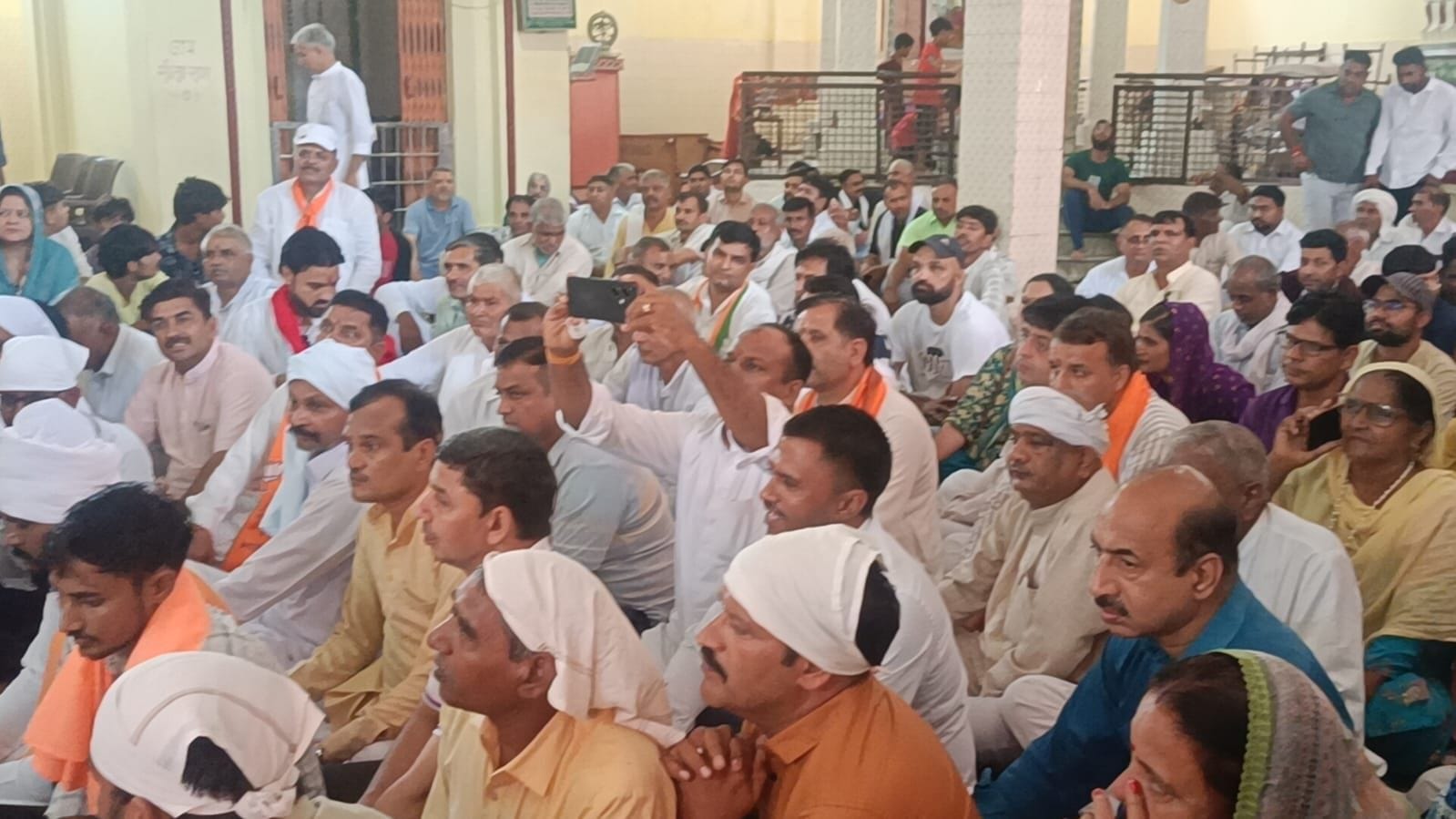 09जेएनडी23: आयोजित कार्यक्रम में मौजूद पार्टी के पदाधिकारी व कार्यकर्ता। संवाद