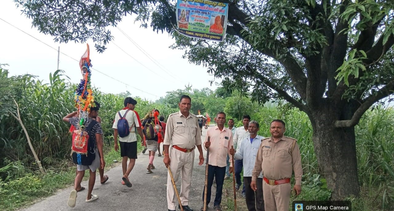 अहार क्षेत्र में तेंदुआ देखे जाने के बाद कांवड़ मार्ग पर तैनात पुलिस व वन विभाग की टीम। संवाद