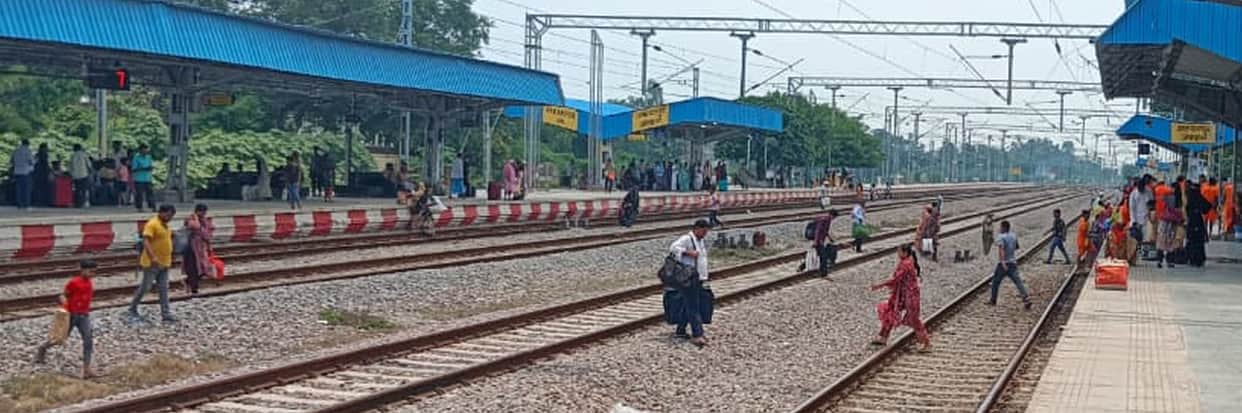 Express changed its platform, passengers jumped onto the track