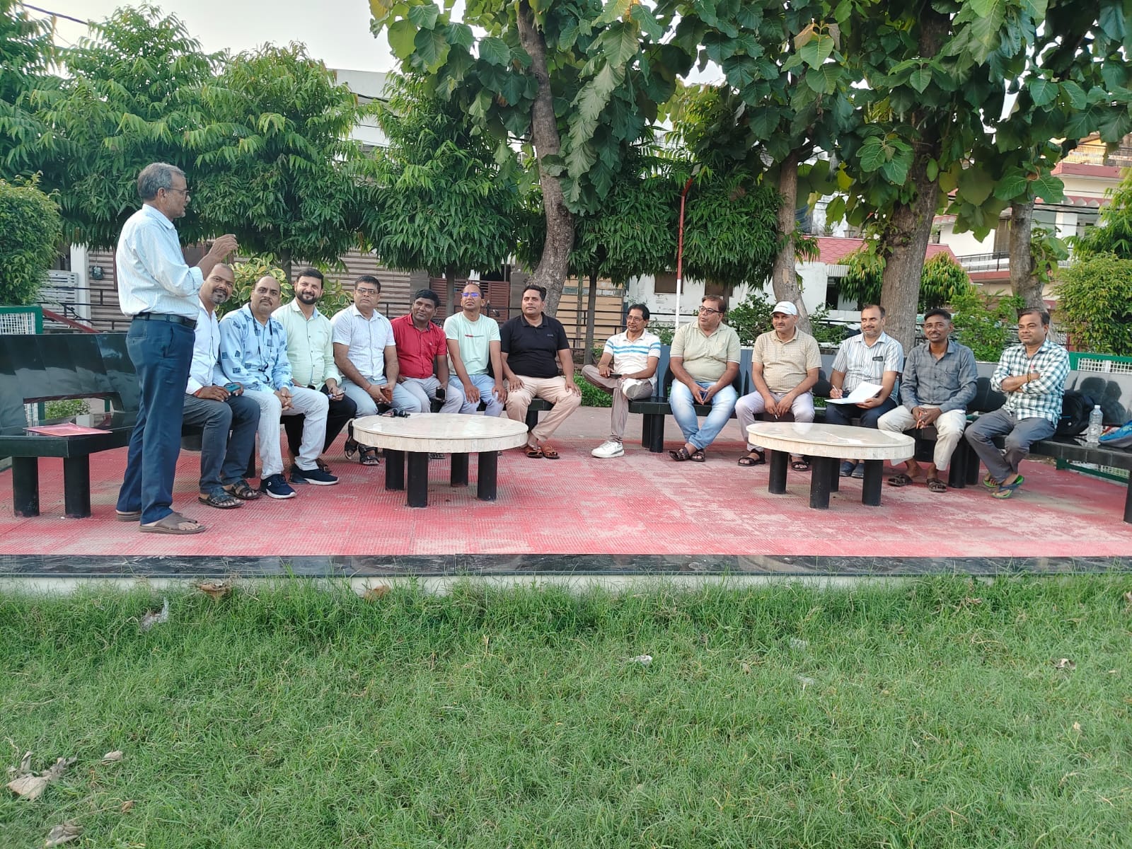 अशोक कॉलोनी में बैठक करते शिक्षक। संवाद