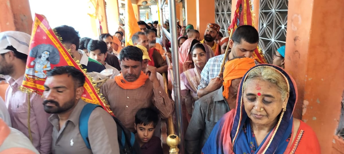 Hamirpur (Himachal) News: बाबा बालक नाथ के दरबार में उमड़ी आस्था, 8 हजार श्रद्धालुओं ने टेका माथा