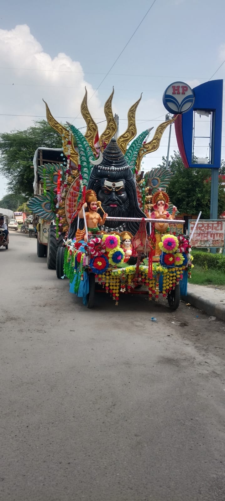 भगवान भोलेनाथ के स्वरूप को दरबार सहित रथ में लाते सफीदों वासी दीपक व उनके साथी।