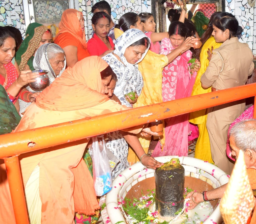 भोलेनाथ के दर्शन करते भक्त
