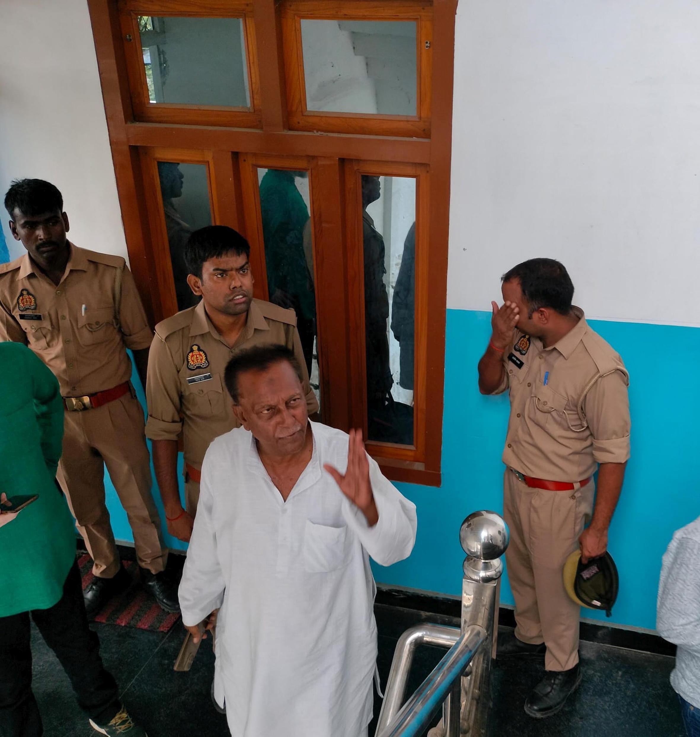 बहराइच में हुजूरपुर रोड पर एक होटल में निरीक्षण के दौरान मौजूद पुलिस।