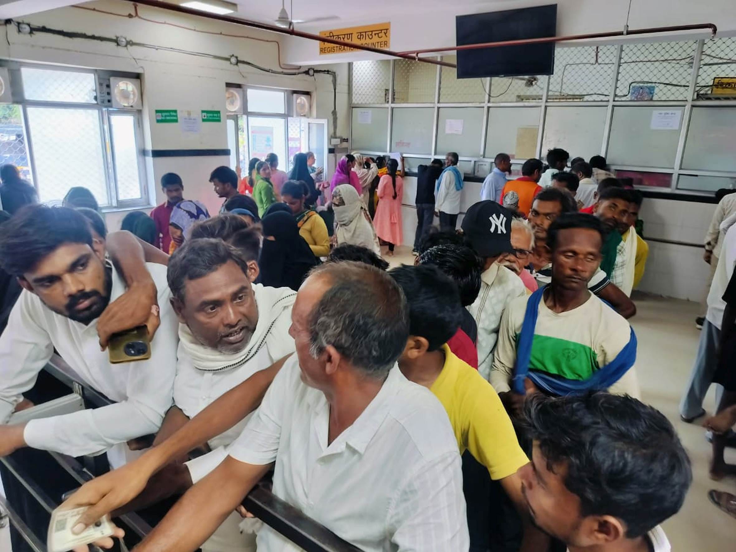 बहराइच मेडिकल कॉलेज में काउंटर पर पहले परचा बनवाने के लिए हो रही झड़प।