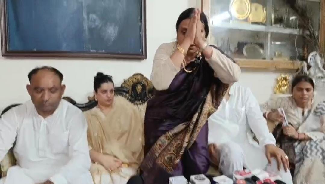 BJP State President Archana Gupta stood with folded hands in the face of questions.
