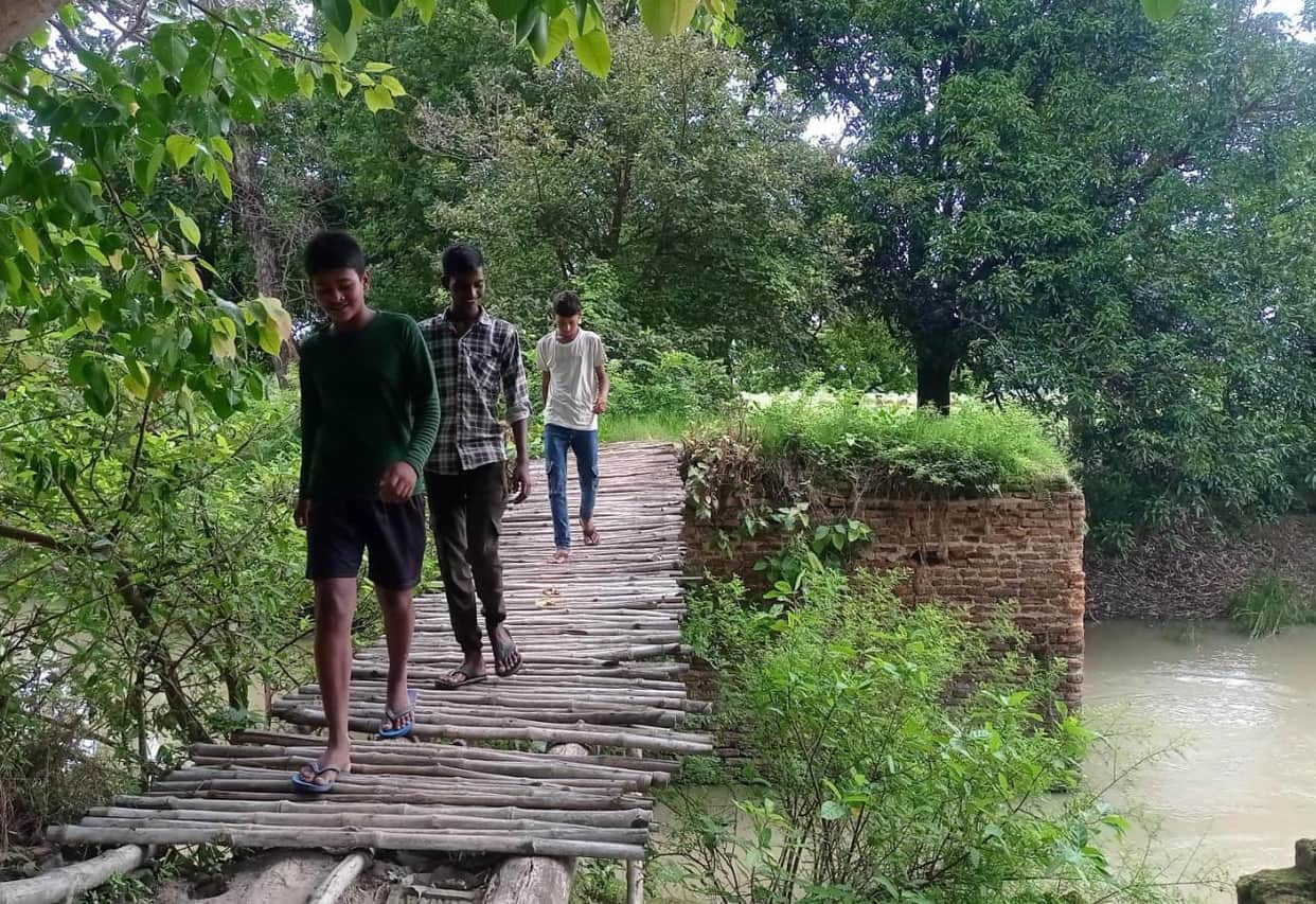 Every year during the rainy season, a bamboo bridge is made over the Basuhi River in three villages.