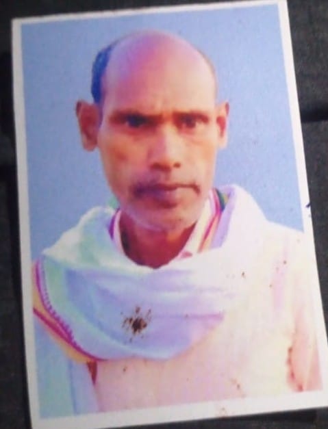बैरिया थाना क्षेत्र के टोला फतेह राय गांव निवासी मृतक नारद चौधरी। फाइल फोटो, परिजन