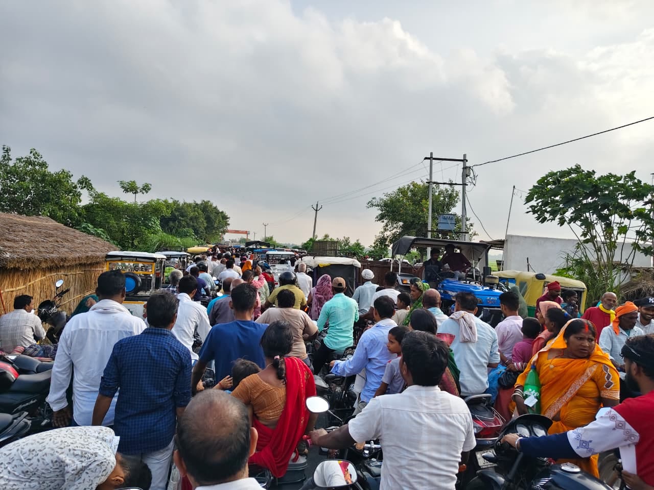 बिड़हरघाट मार्ग पर लगा जाम।
