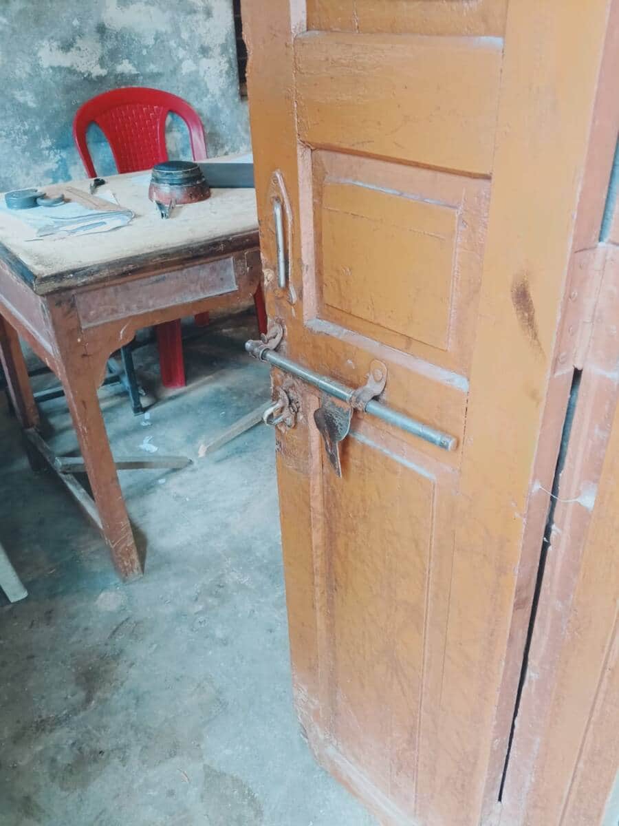 चैतडू स्थित डाकघर में चोरों ले तोड़ा कमरे का ताला। स्रोत: जागरूक पाठक
