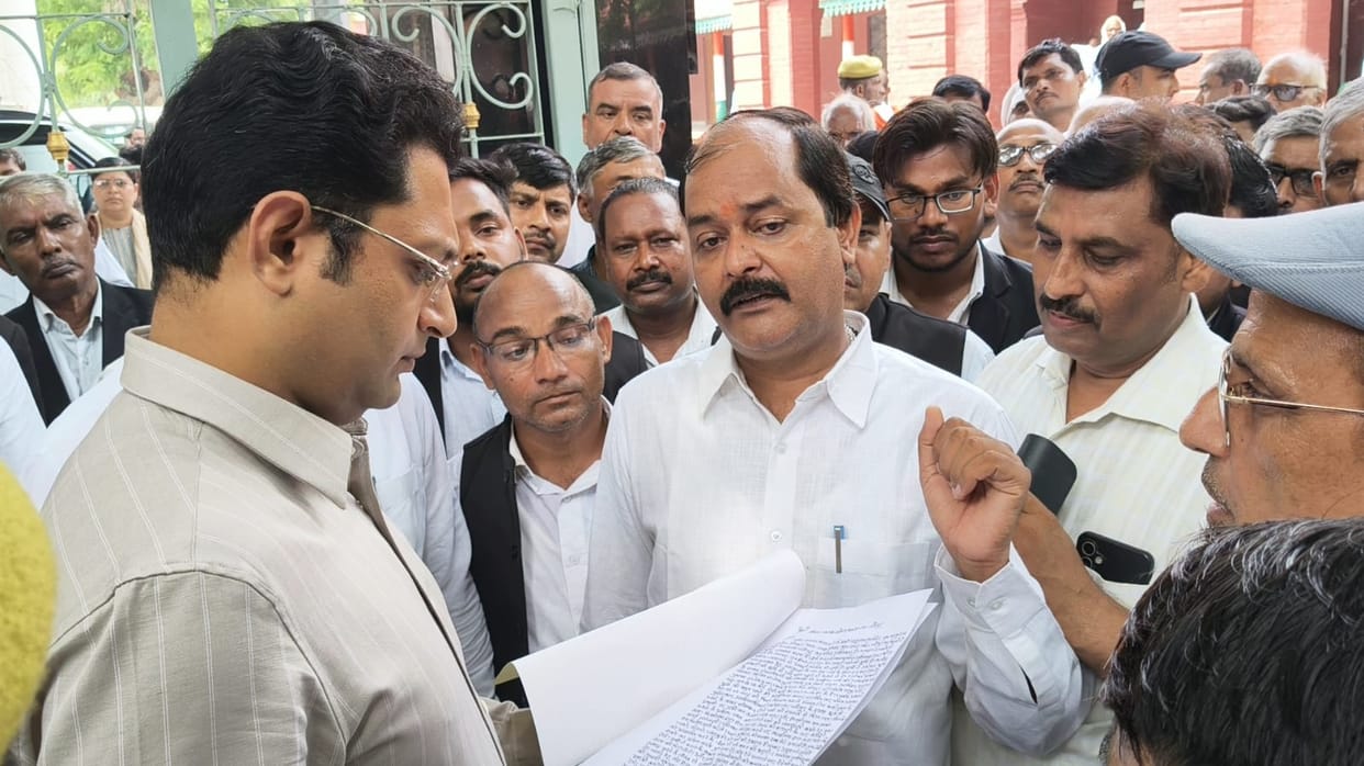 Lawyers protest against the police, boycott judicial work