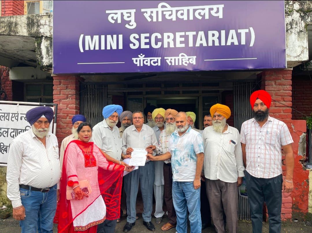 एसडीएम पावंटा साहिब कार्यालय के कर्मचारी को ज्ञापन देते हुए भारतीय किसान यूनियन के पदाधिकारी व 