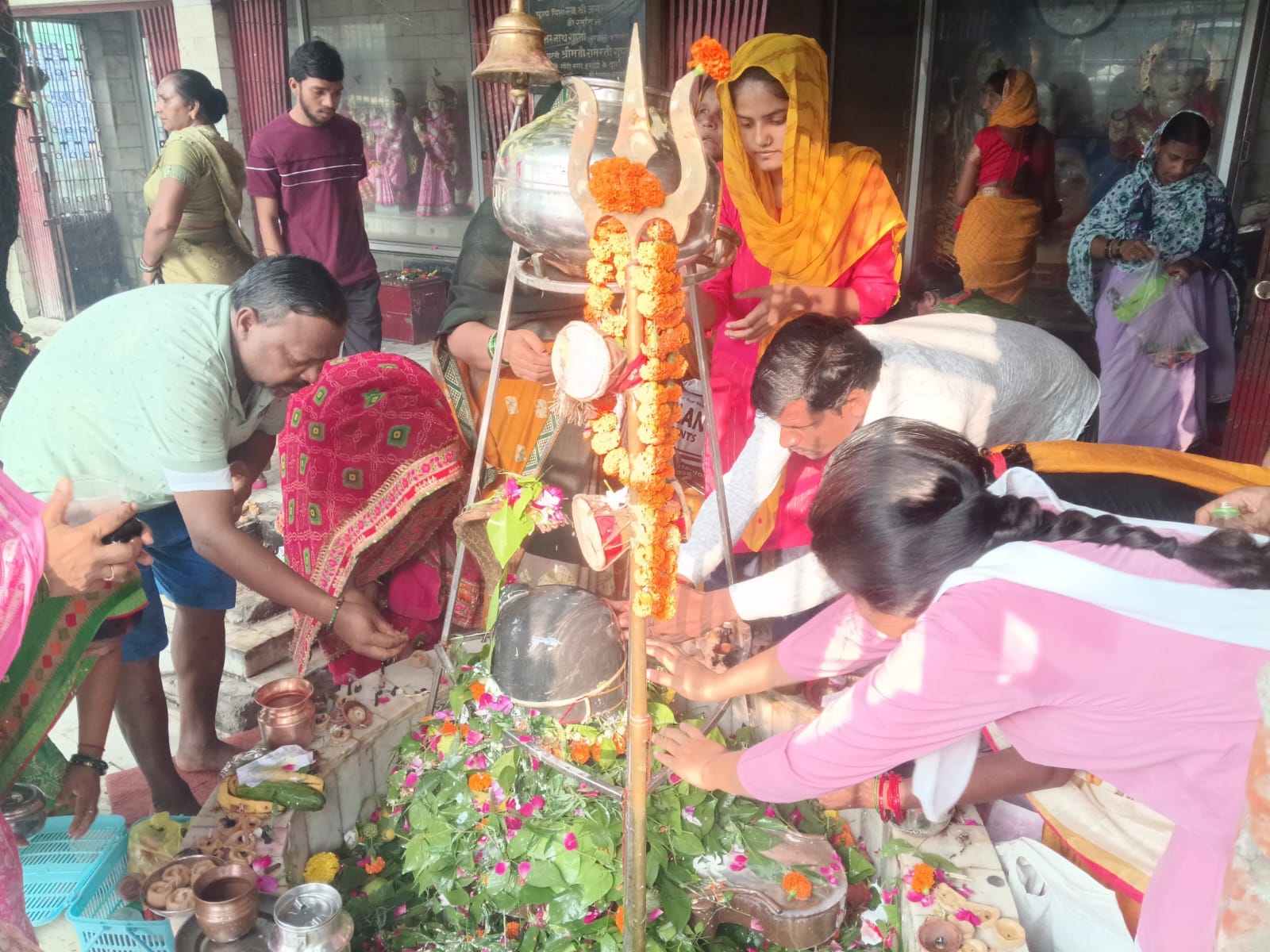 फोटो-01- शिव भोले मंदिर में पूजन करते श्रद्धालु। संवाद