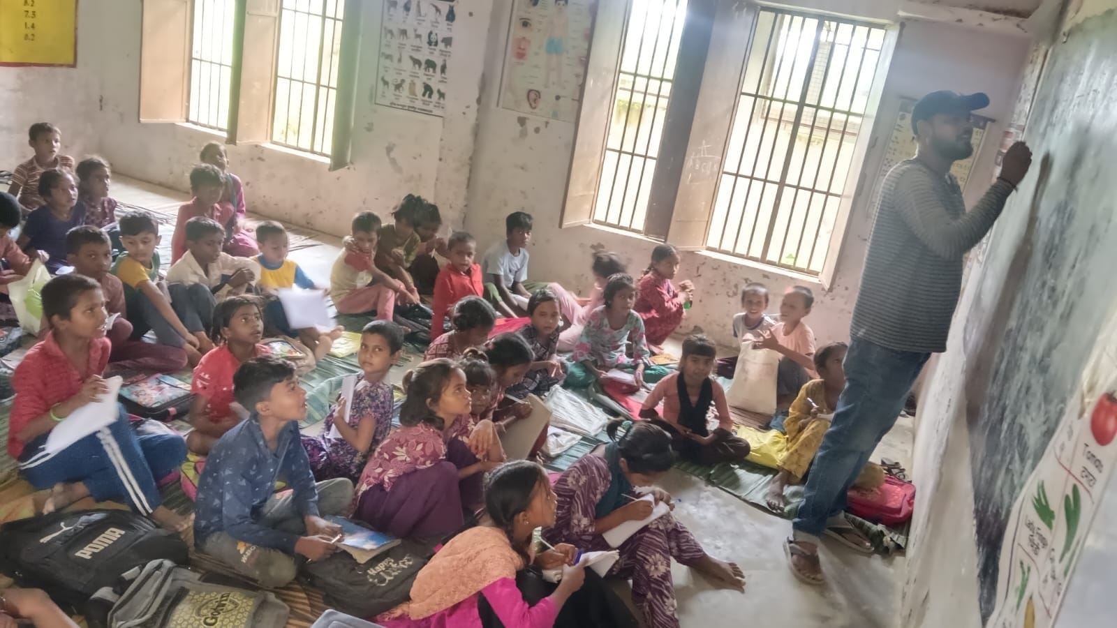 फोटो-10-कंपोजिट विद्यालय चैनपुर निश्चलपुर में विद्यार्थियों को पढ़ाते शिक्षक ।-संवाद