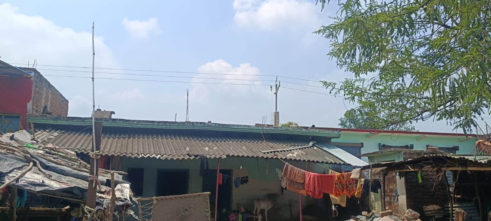 फोटो 10- तिंदवारी के माटा गांव में मकानों के ऊपर से निकला बिजली की तार। संवाद