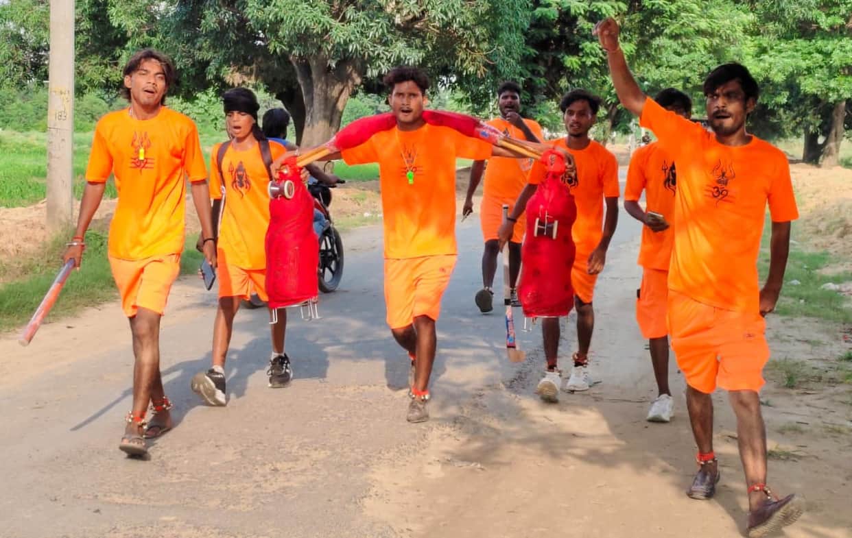 Surge of Kanwariyas at Shringirampur; ghats immersed in faith and devotion.