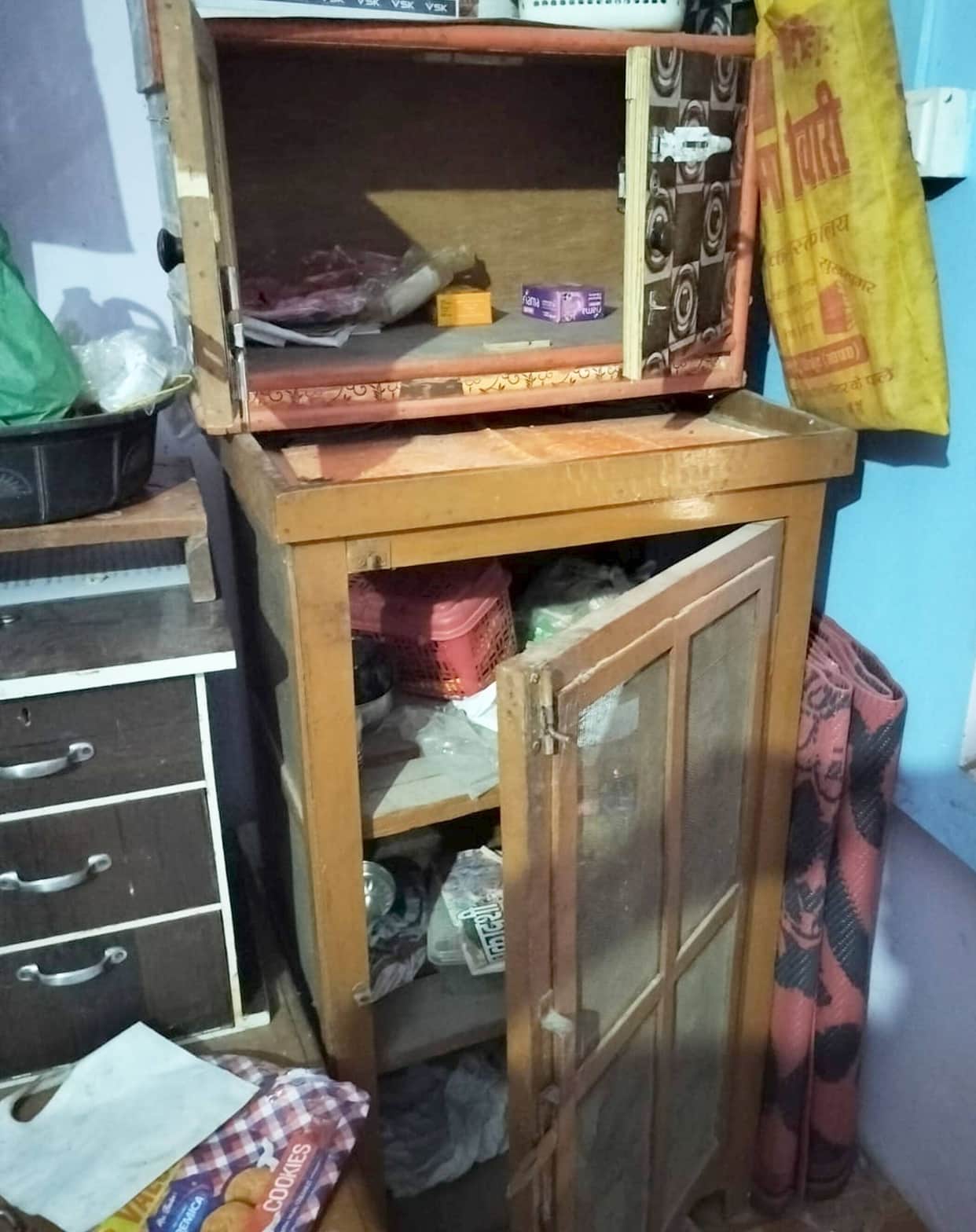 Jewelry and cash worth 20 lakh stolen from female Shiksha Mitra's house.