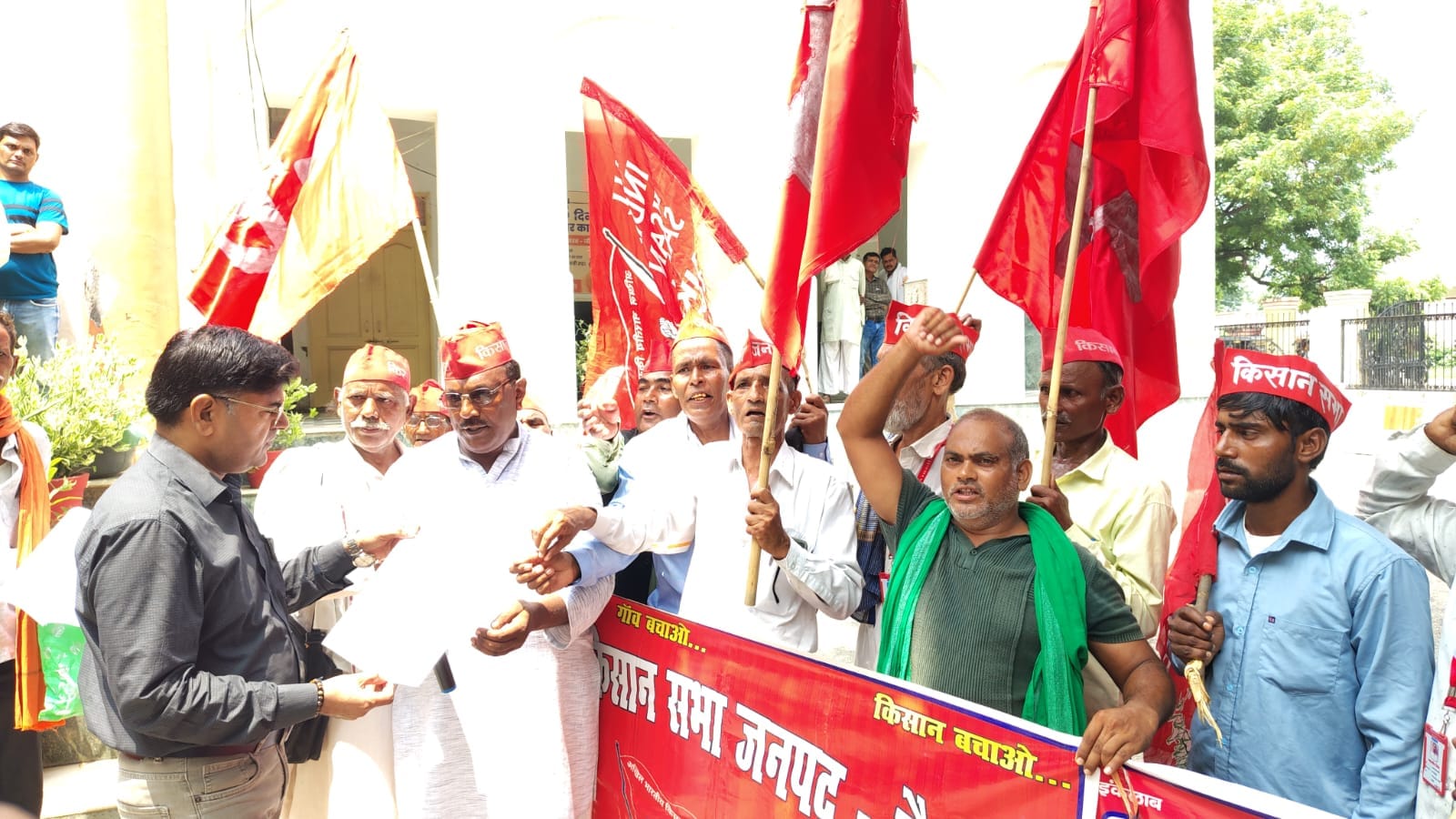 फोटो 13 कलेक्ट्रेट पर प्रदर्शन कर एसडीएम को ज्ञापन देते अखिल भारतीय किसान सभा के पदाधिकारी। संव