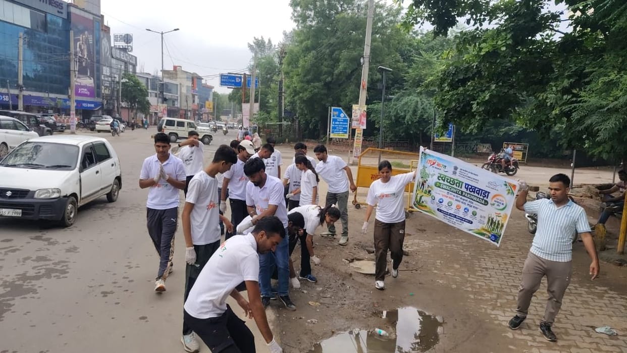 'My Bharat' youth brightened up the marathon route.