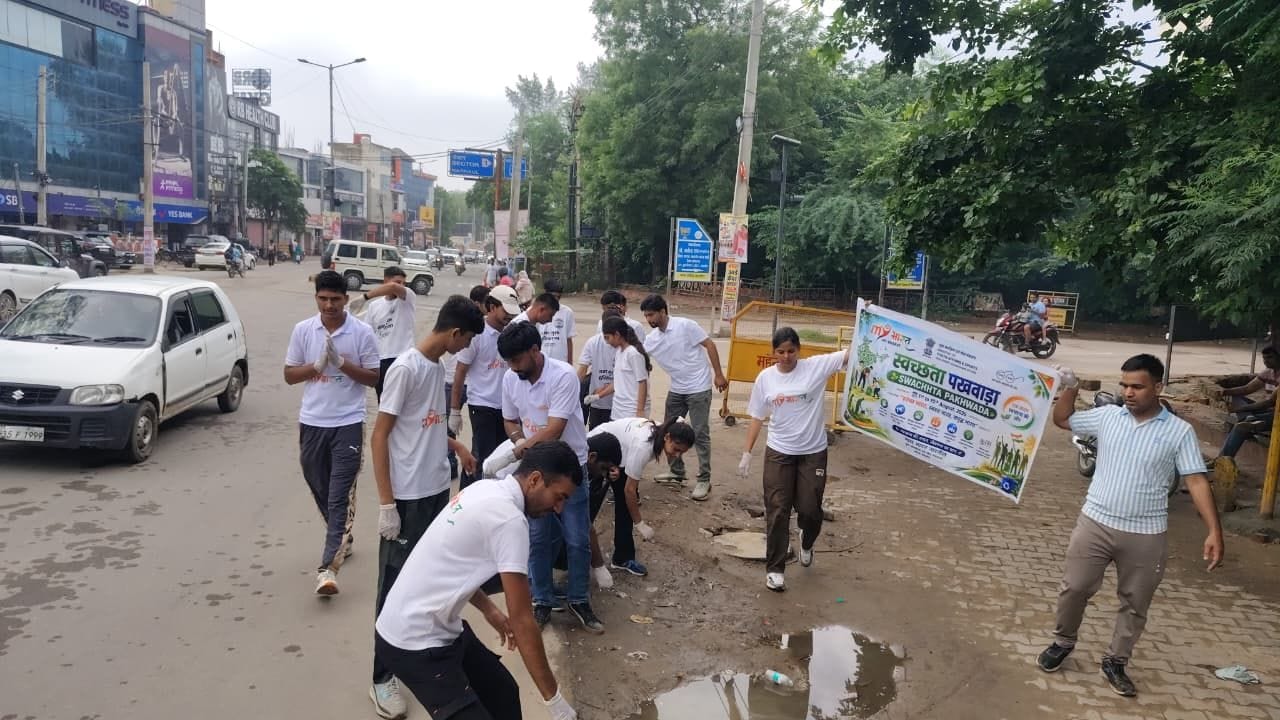 फोटो 16: सड़क पर सफाई करते स्वयंसेवक। स्रोत: विभाग