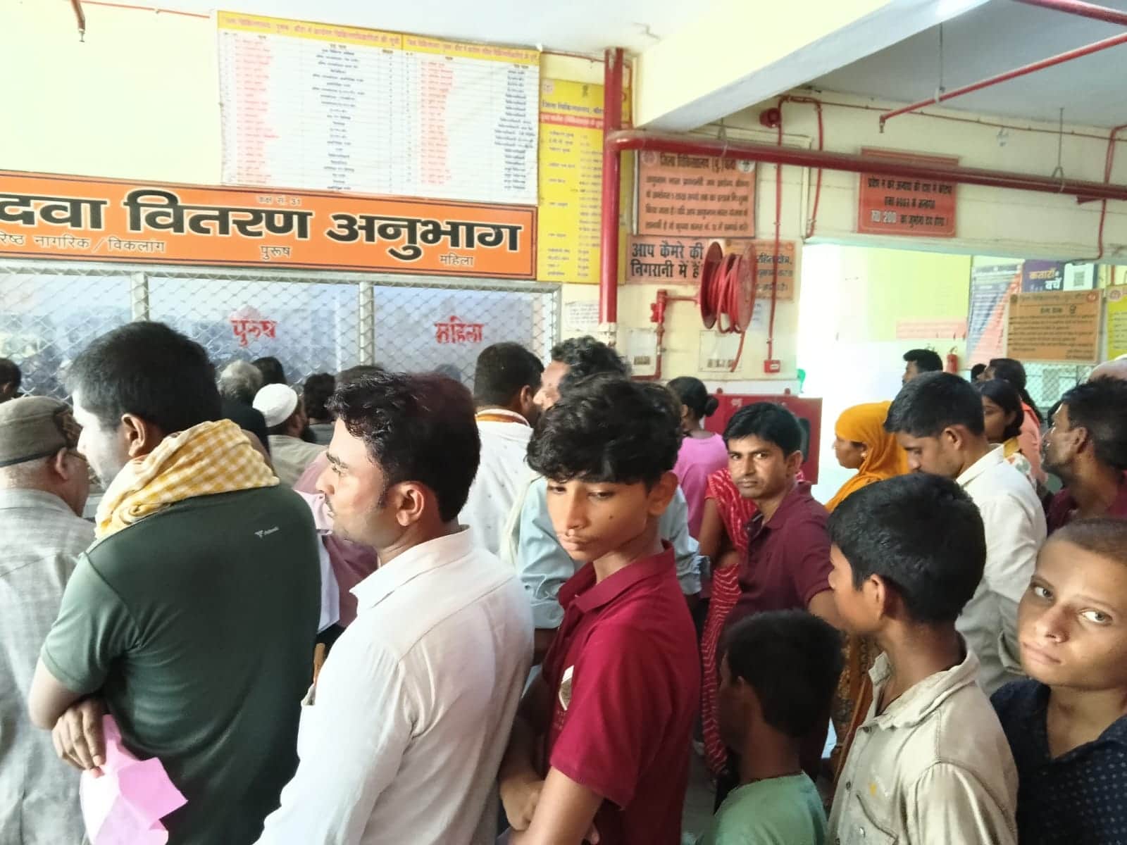 फोटो 2- जिला अस्पताल में दवा वितरण कक्ष में लगी मरीजों की लाइन। संवाद
