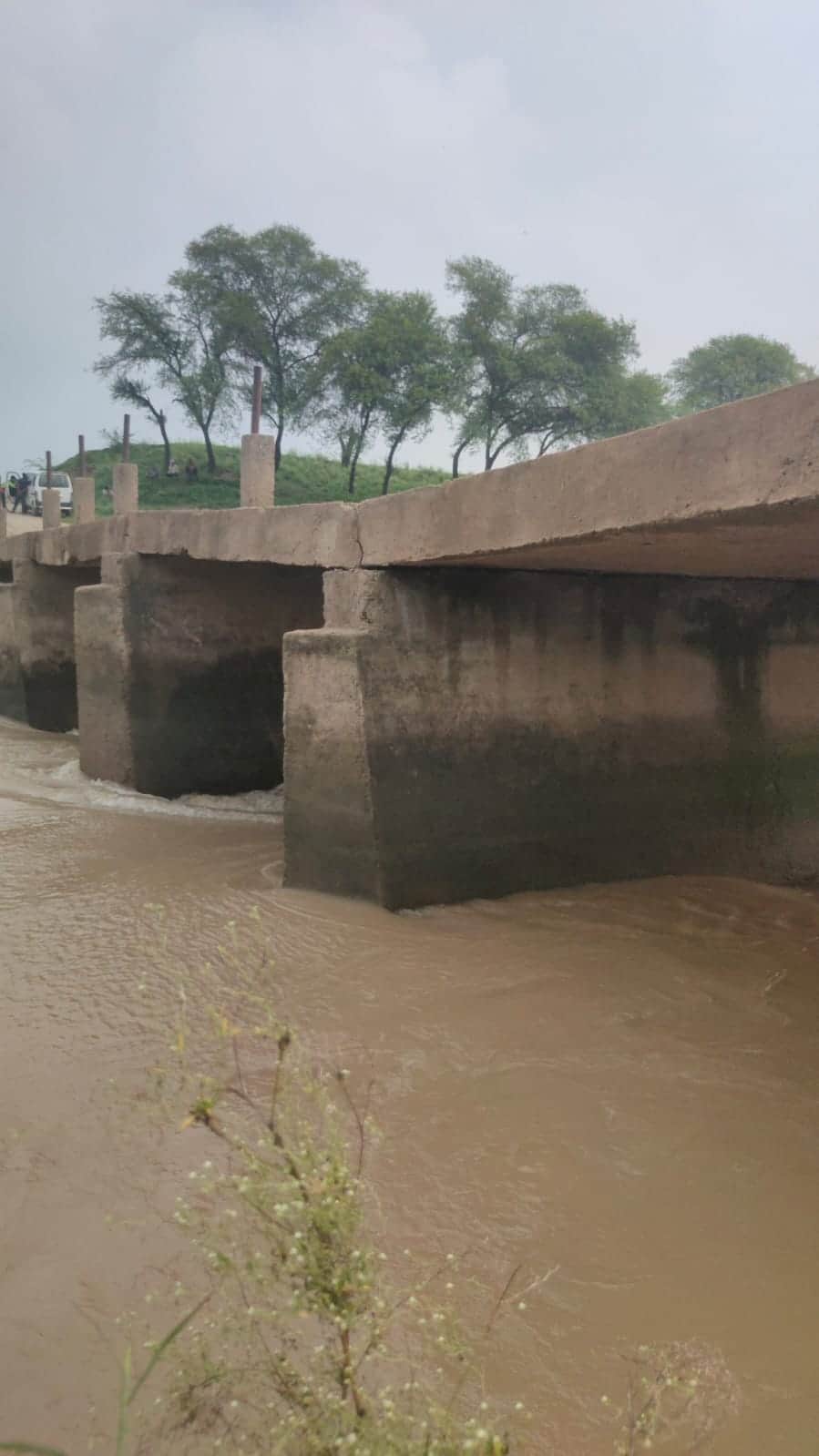 फोटो 20- क्षतिग्रस्त रपटा के नीचे से बह रहा नदी का पानी। संवाद