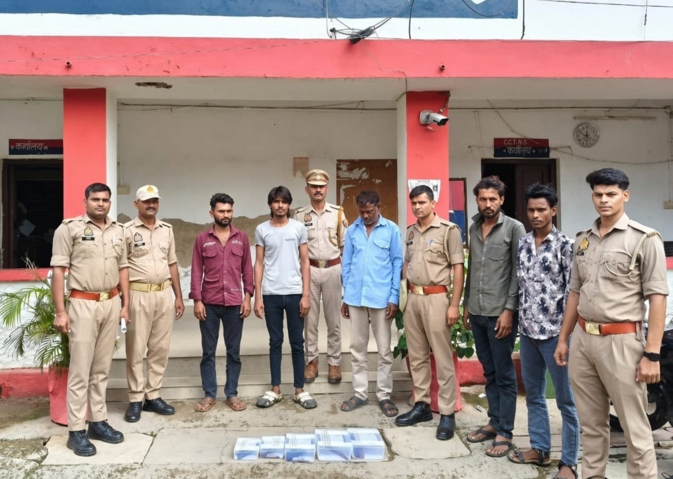 फोटो - 23 पुलिस गिरफ्त में आरोपी। संवाद