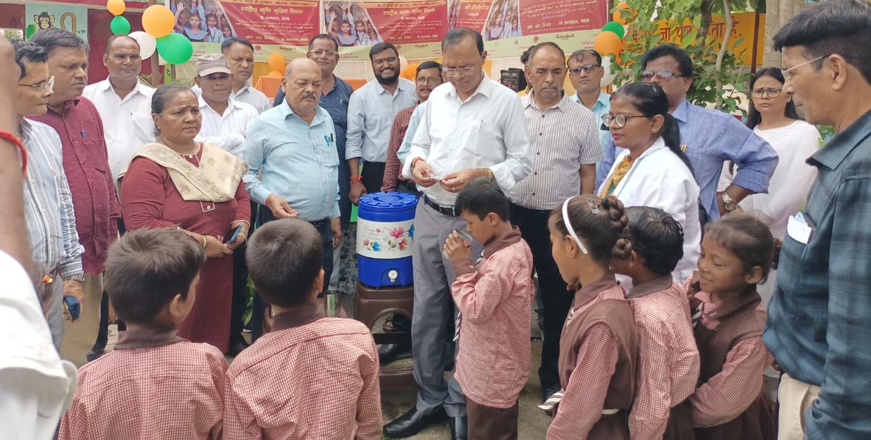 फोटो-29-बलरामपुर के पीएमश्री कंपोजिट विद्यालय धुसाह में विद्यार्थियों को दवा खिलाते सीएमओ।-स्