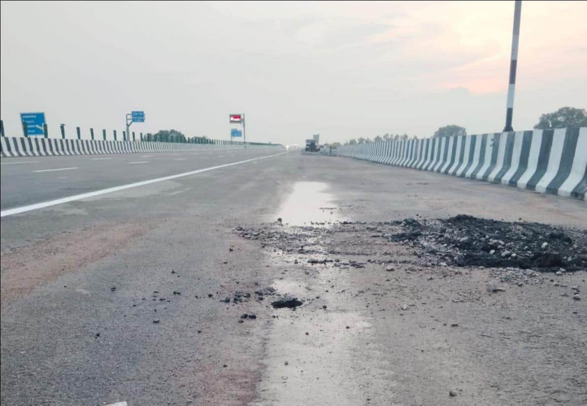 फोटो-29- एक्सप्रेसवे के किमी संख्या 62 व 63 पर अचलगंज क्षेत्र में धंसी सड़क। संवाद