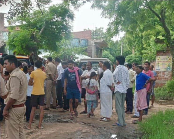 फोटो-34-घटना के बाद गांव में खड़े ग्रामीण और पुलिस। संवाद
