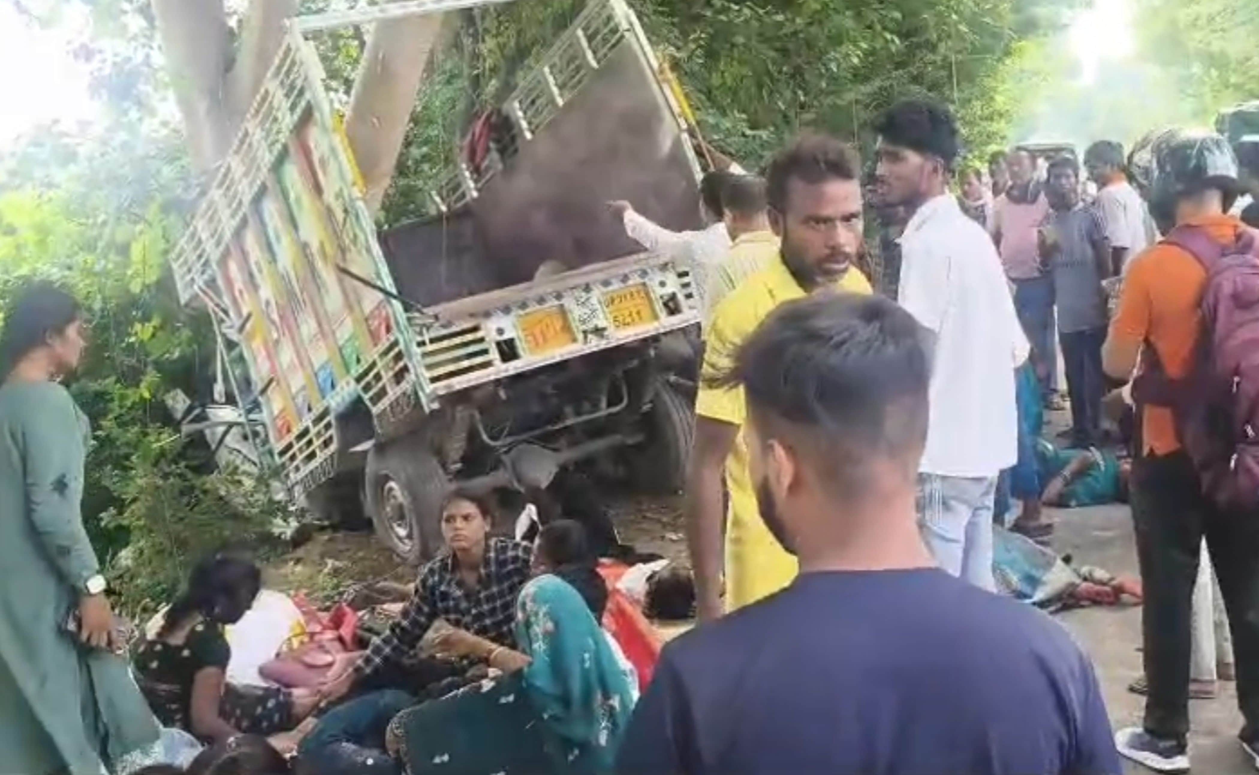 फोटो-36-हादसे के बाद क्षतिग्रस्त पिकअप व मौजूद घायल श्रद्धालु। स्रोत: वीडियो ग्रैब