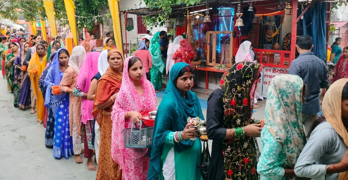फोटो-37-बलरामपुर के झारखंडी मंदिर पर जलाभिषेक के लिए कतारबद्ध खड़ी महिलाएं ।-संवाद