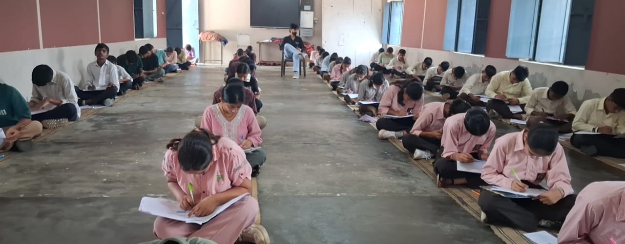फोटो 4 नरवाना। देवभूमि कालवन गणित प्रतियोगिता में हिस्सा लेते हुए बच्चे। संवाद।