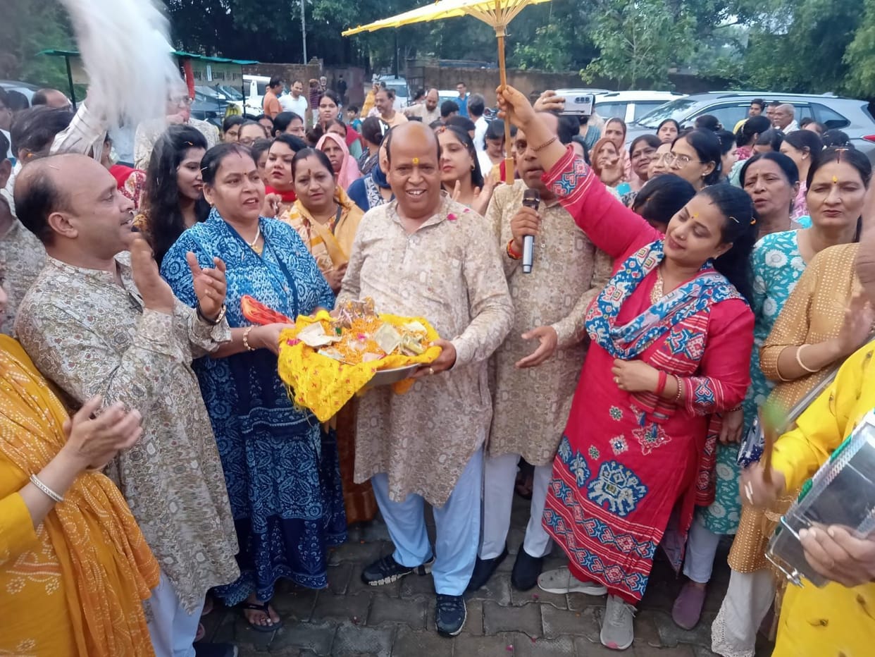 A morning procession was taken out from Shiv Kund to Dhosi Dham.