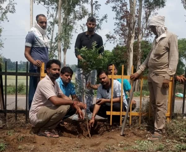 फोटो - पानीपत रोड पर पौधरोपण करते हुए संगठन के सदस्य। स्रोत प्रवक्ता