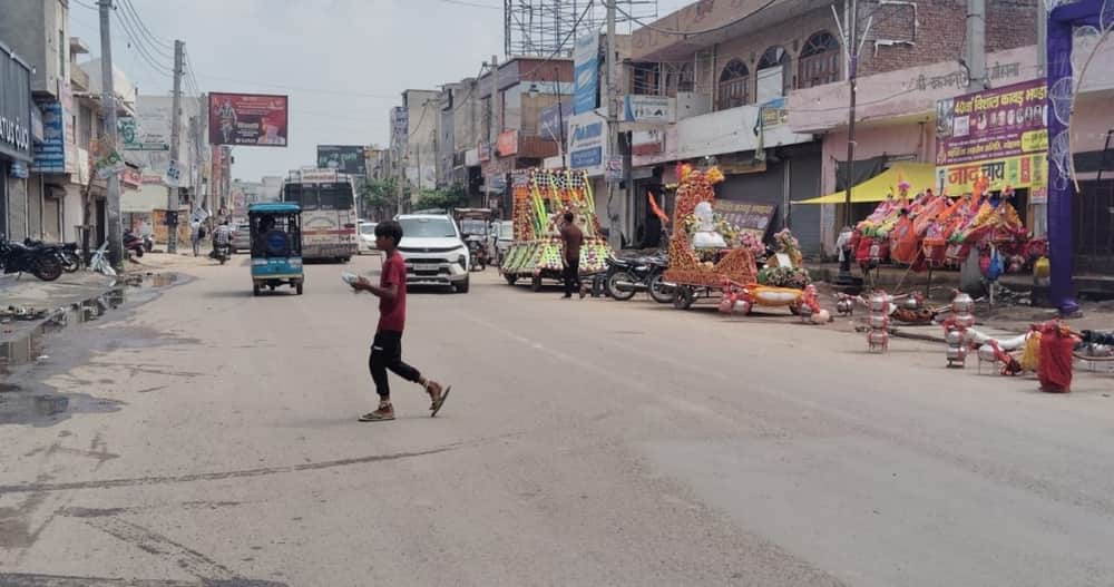 फोटो - रोहतक रोड, जहां कावड़ियों को सुगम रास्ता देने के लिए अतिक्रमण हटवाया गया है। संवाद