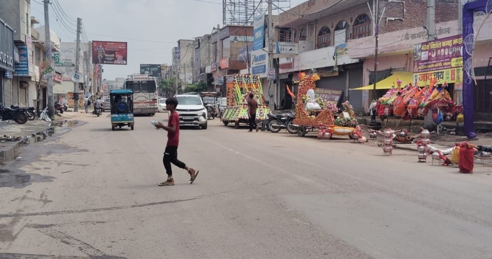 फोटो - रोहतक रोड, जहां कावड़ियों को सुगम रास्ता देने के लिए अतिक्रमण हटवाया गया है। संवाद