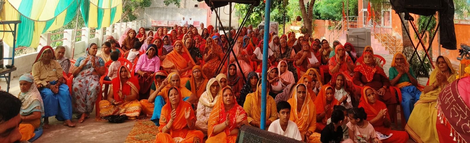 फोटो संख्या:73 सुरतागिरी आश्रम में श्रीमद्भागवत कथा के दौरान कथा सुनती महिलाए--स्राेत- आयोजक