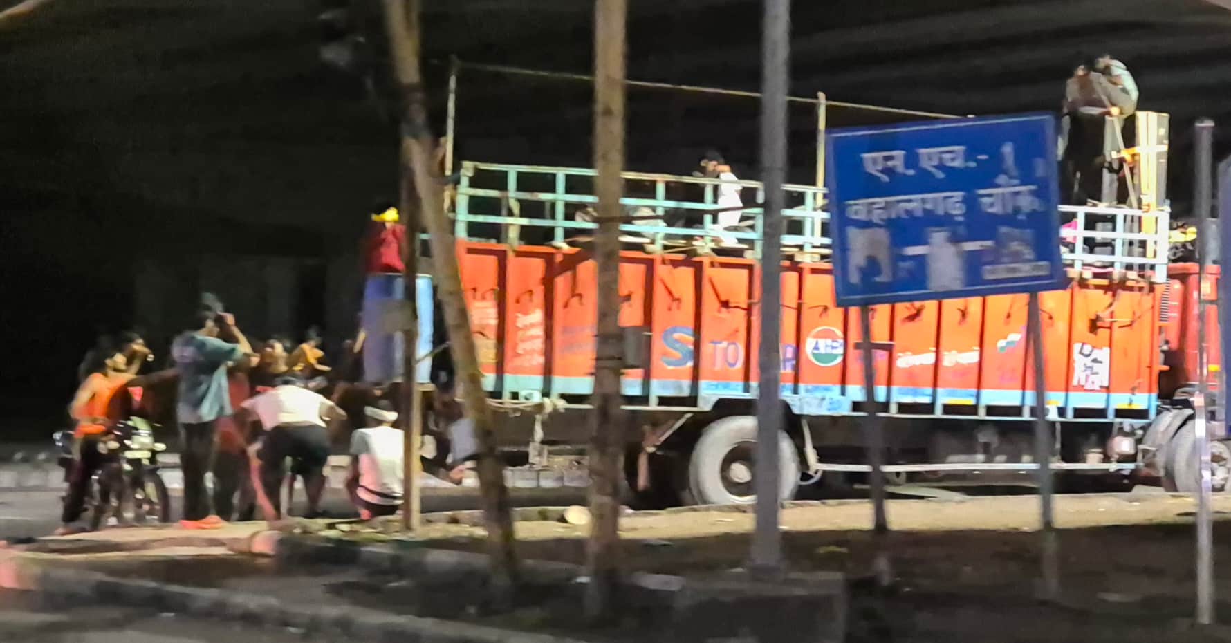 फोटो :: सोनीपत के बहालगढ़ से डाक कांवड़ लेकर जाते शिवभक्त। संवाद