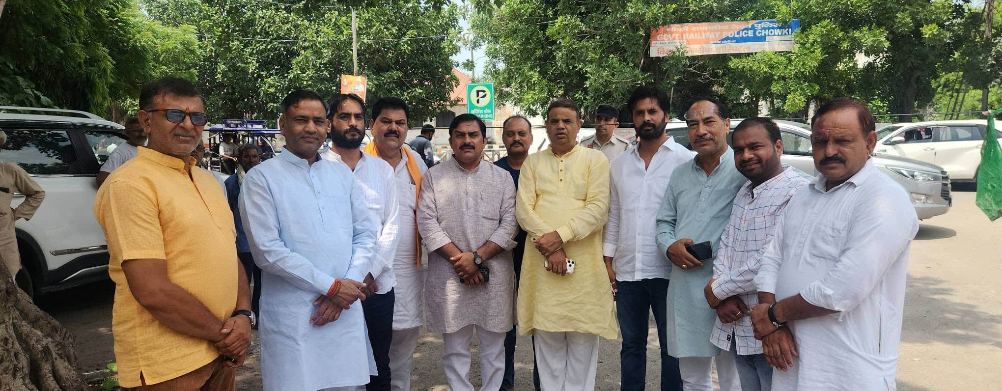 फोटो : सोनीपत के गन्नौर मार्केट कार्यालय में बैठक के उपरांत पदाधिकारियों के साथ  भाजपा नेता दे