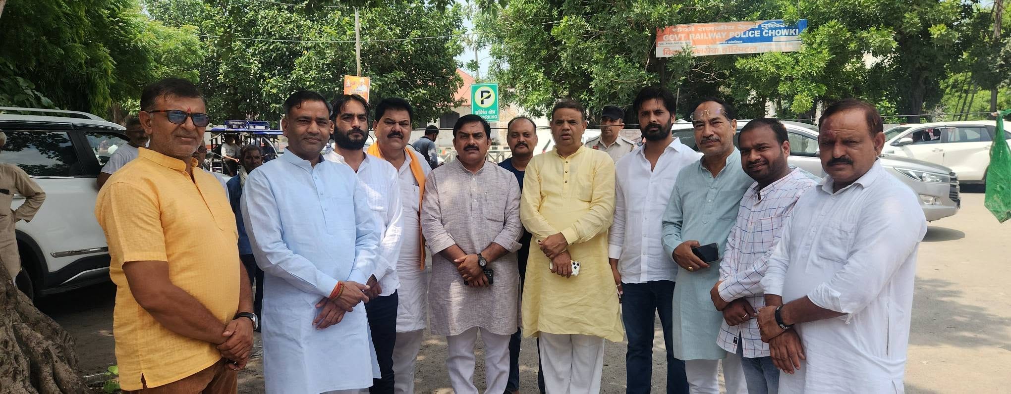 फोटो : सोनीपत के गन्नौर मार्केट कार्यालय में बैठक के उपरांत पदाधिकारियों के साथ  भाजपा नेता दे