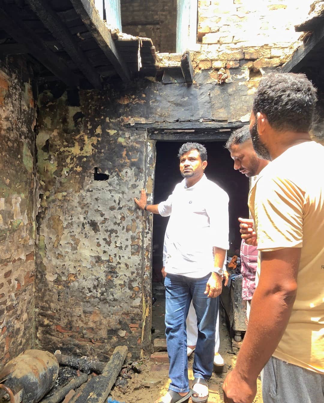 फोटो : सोनीपत के गांव खुबडू में सिलिंडर फटने  के कारण क्षतिग्रस्त हुए घर की स्थिति देखते विधाय