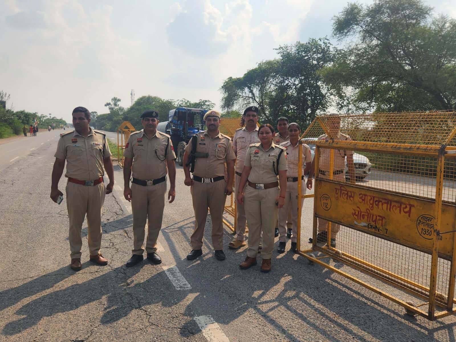 फोटो :: सोनीपत में नेशनल हाईवे पर नाका लगाकर खड़ी पुलिस टीम। स्रोत पुलिस प्रवक्ता
