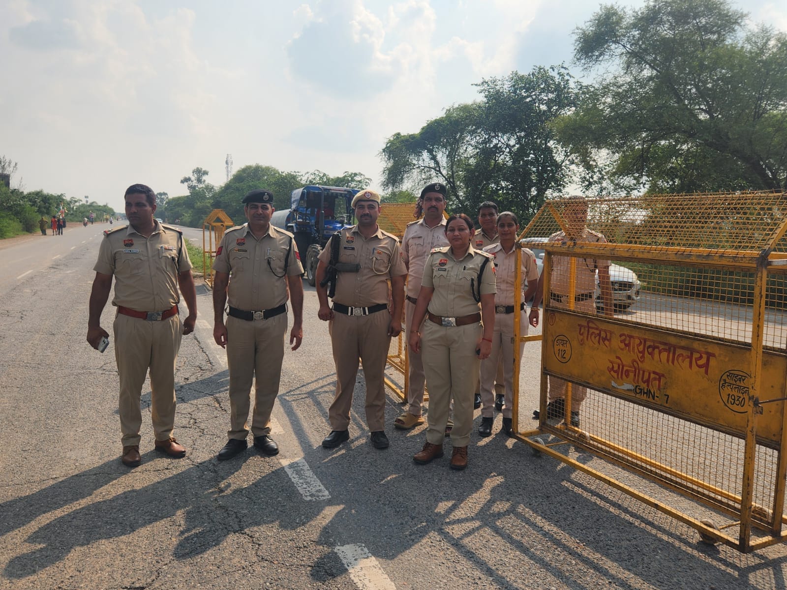 फोटो :: सोनीपत में नेशनल हाईवे पर नाका लगाकर खड़ी पुलिस टीम। स्रोत पुलिस प्रवक्ता